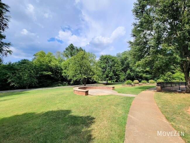 Building Photo - 15041 New Amsterdam Ln