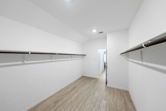 Building Photo - Primary Closet Made for Kings & Queens - UP TO 1 MONTH FREE RENT AVAILABLE!