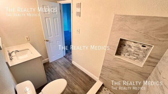 Building Photo - 3700 Idlebrook Cir