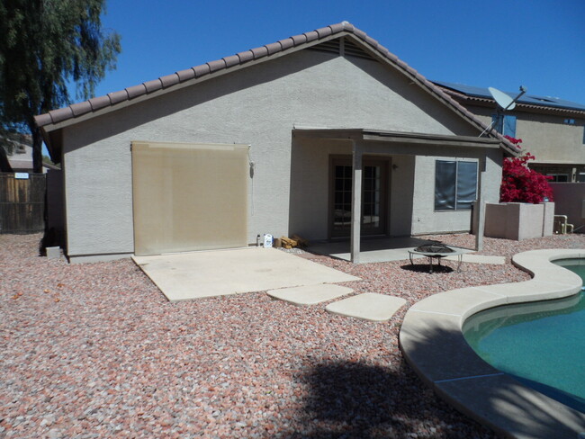 Building Photo - Nice 3 Bed 2 Bath Home with Pool and Inclu...