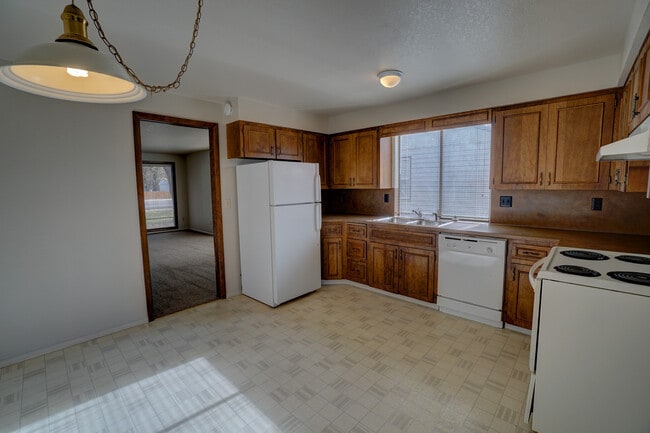Building Photo - 2 bedroom, 1 bath duplex in the North End.