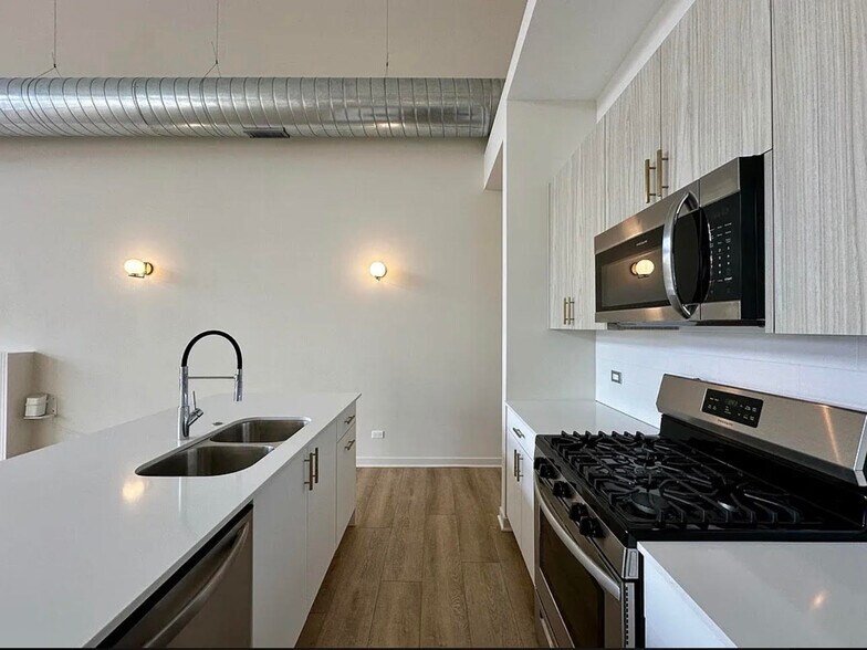 Building Photo - 3207 N Narragansett Ave