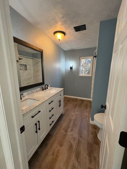 Building Photo - 2087 Granada Dr