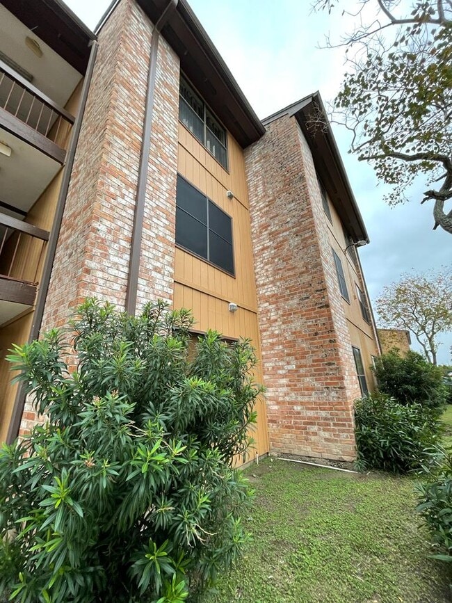 Building Photo - 421 Jose Marti Blvd