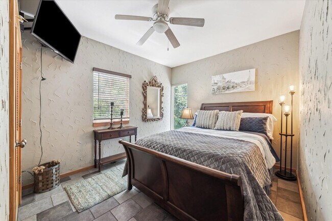 Building Photo - 13801 Lakeview Dr