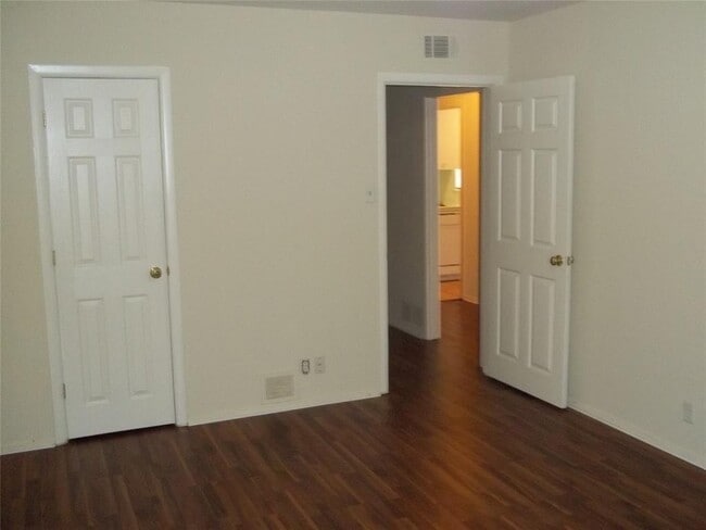 Building Photo - 5320 Balcones Dr
