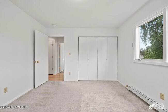 Building Photo - Newly Updated 4 Bedroom UMED Home!