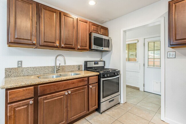 Building Photo - Large Yard! Must see 3bed 2bath Fontana home!!