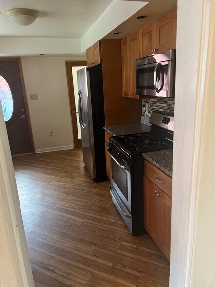 Building Photo - 2206 Sarah St