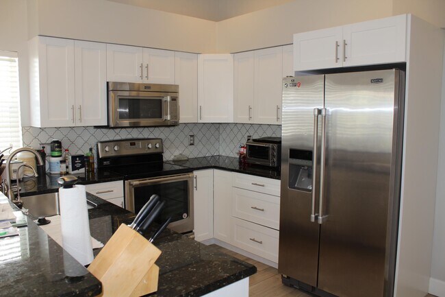 Building Photo - 12872 Meadowbend Dr