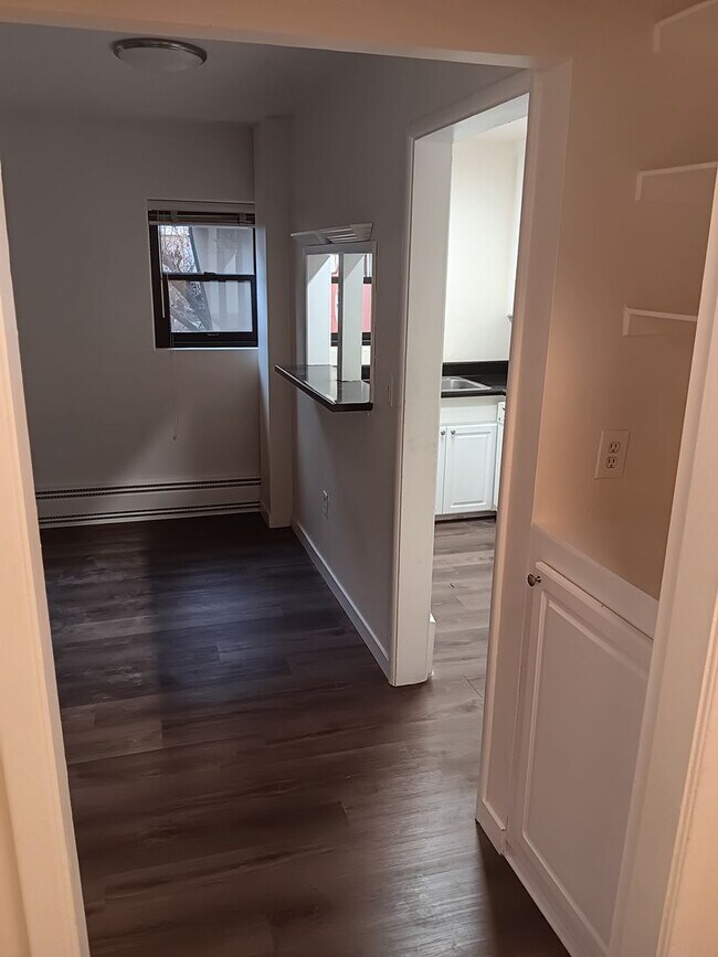 Interior Photo - Bay Ridge Court (Cobblestone Court)