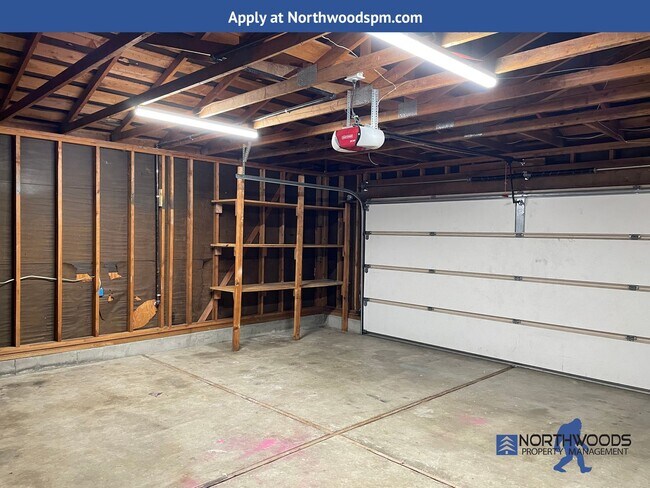 Building Photo - Gorgeous Newly Update 3 Bedroom 2 Bath Home in Friendly Central Point