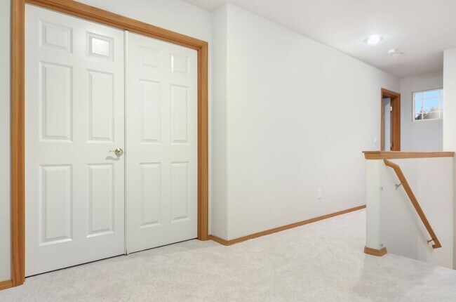 Building Photo - Inviting 3-Bedroom Home with Open Den in R...