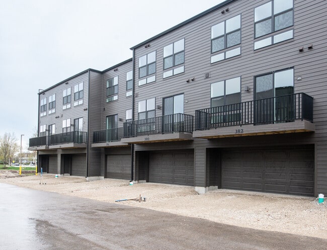 Building Photo - 382 Summit Cir