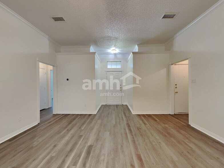 Building Photo - 605 Arbor Ln
