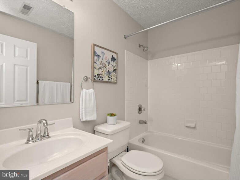 Building Photo - 10 Ironstone Ct