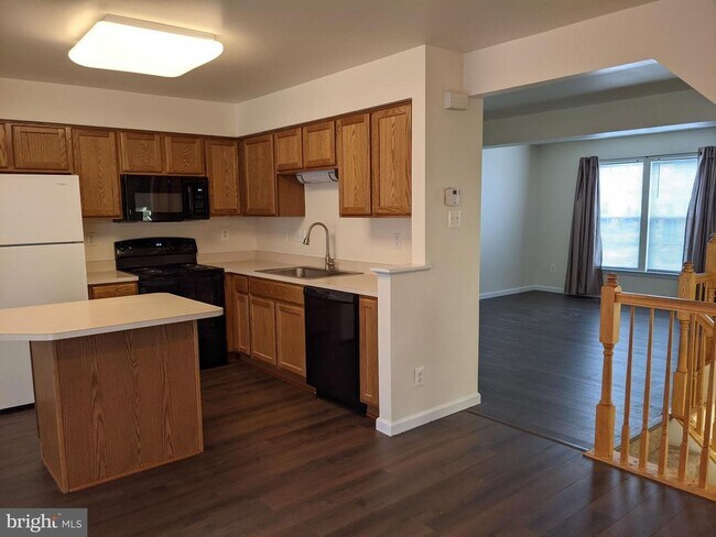 Building Photo - 625 Village Ct