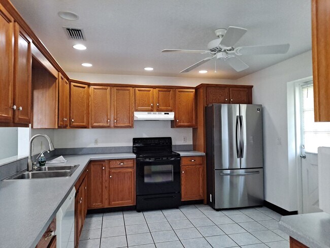 Building Photo - Available NOW! - 3BR 2BA OFF RIVERSIDE DR FOR RENT