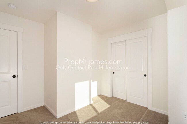 Building Photo - Enchanting 2-Bedroom Gem in SE Portland - End Unit!
