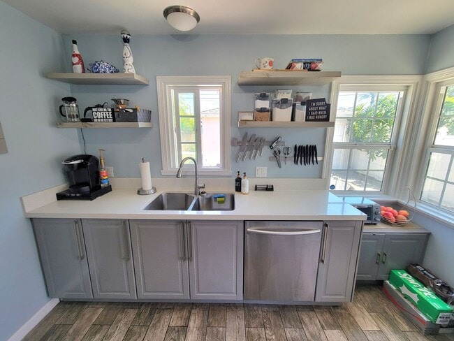 Building Photo - Great Single Family Home in West Long Beach