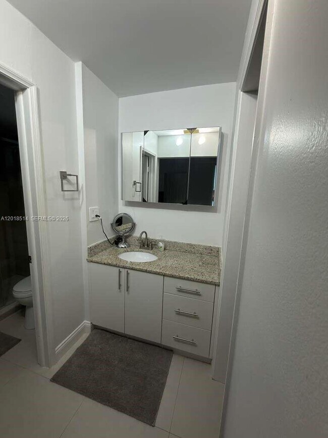 Building Photo - 9451 Evergreen Pl