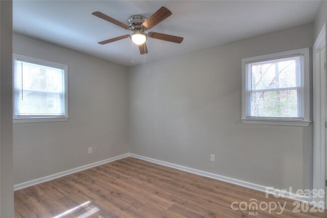 Building Photo - 700 Sharon Dr