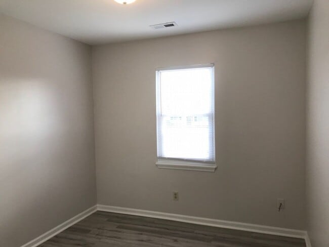 Building Photo - FOX RUN FARMS