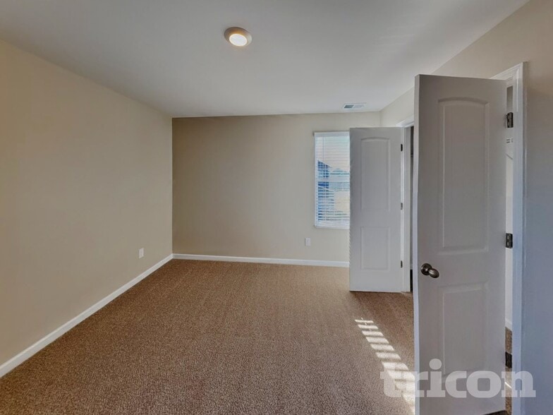 Building Photo - 1525 Ashgrove Pl