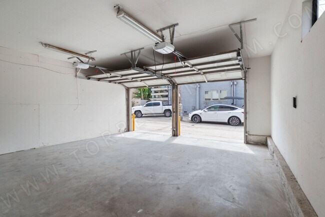 Building Photo - STUNNING 3BR Townhome with Garage, 1 BLOCK...