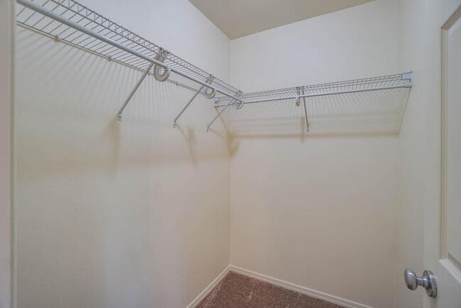 Building Photo - THREE BEDROOM TOWNHOUSE