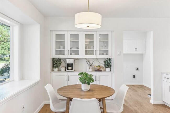 Building Photo - 8014 Meadowcroft Dr