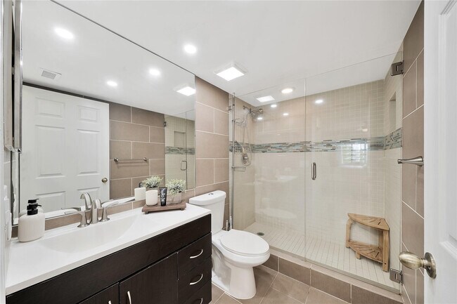 Building Photo - 2005 SE 10th Ave