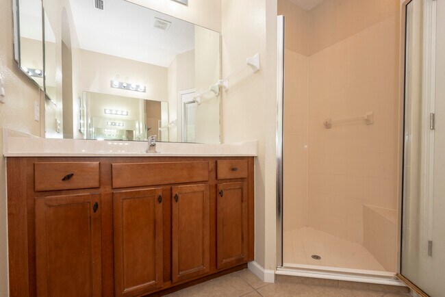 Building Photo - 253 Catriona Dr