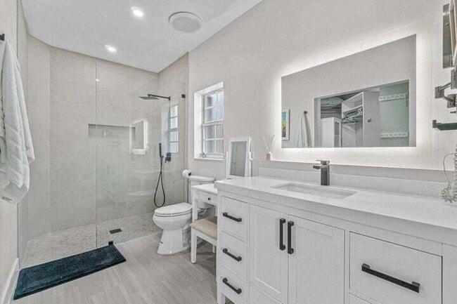 Building Photo - 6114 Heliconia Rd