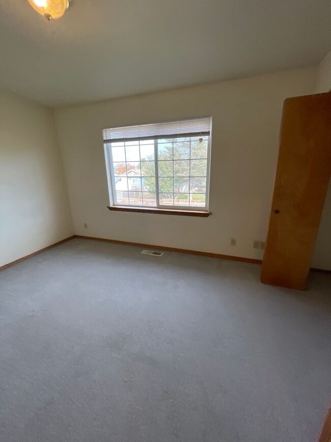 Building Photo - 573 7th St