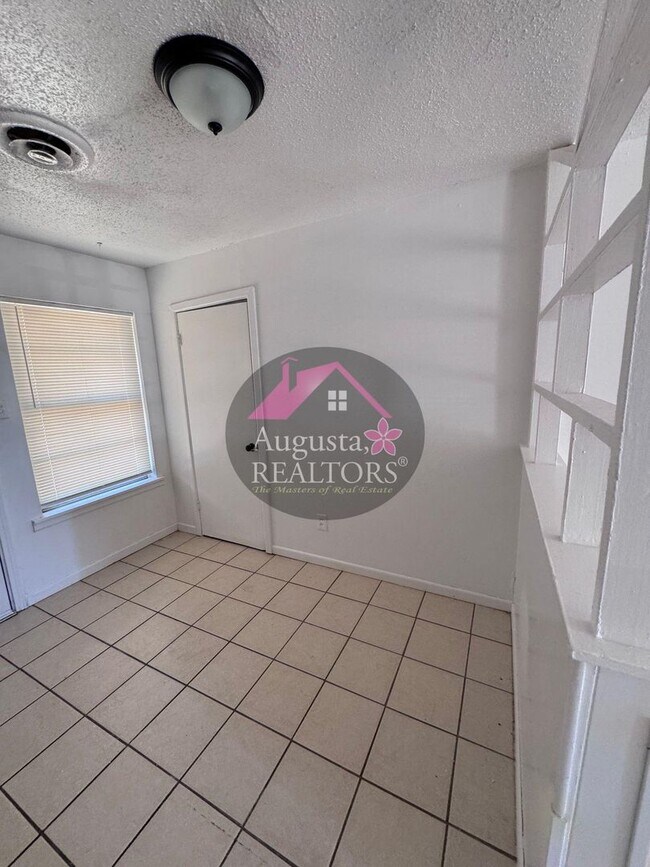 Building Photo - 966 N La Salle Dr