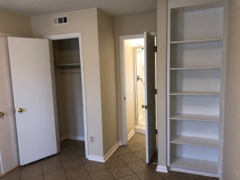 Building Photo - 6714 Woodwedge Dr