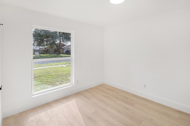 Building Photo - 10814 Mackenzie Dr
