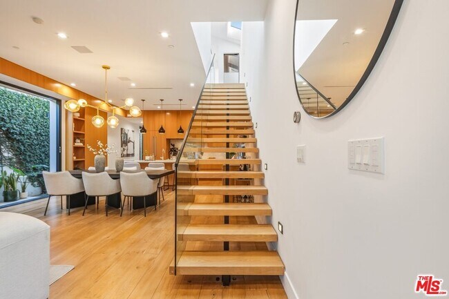 Building Photo - 722 Marine St