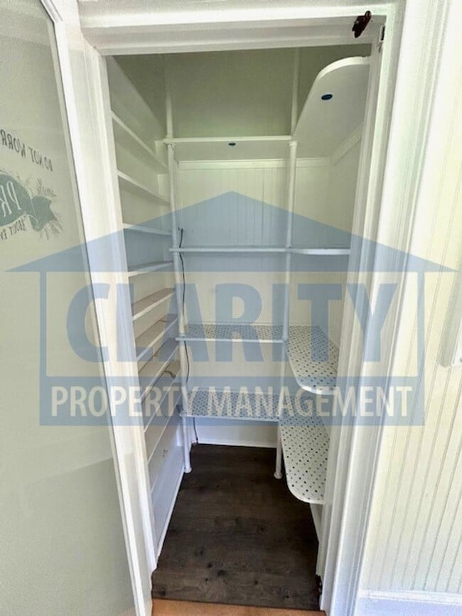 Building Photo - Two bedroom home in historic downtown Clev...