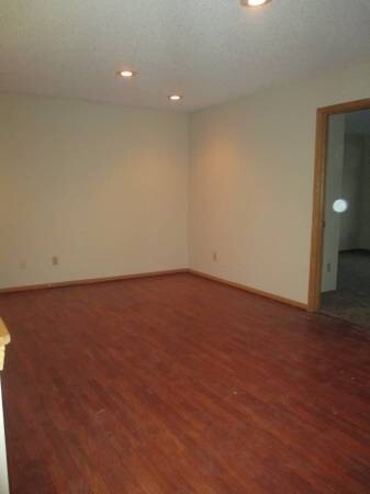 Building Photo - 2 bed updated maple grove rental! Don't mi...