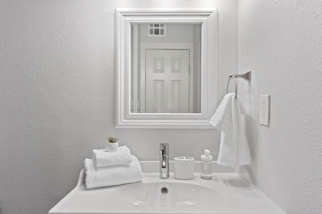 Building Photo - 909 Reinli St