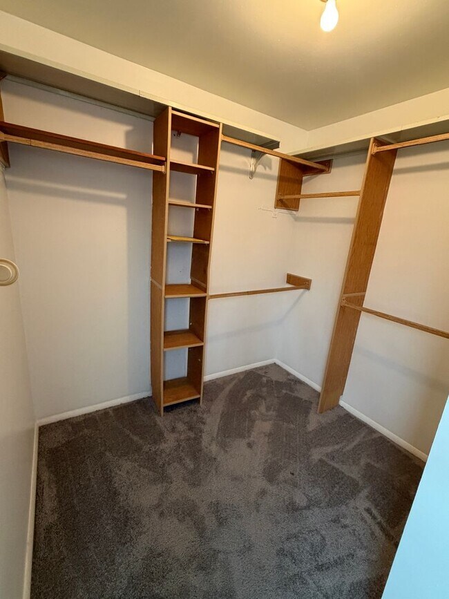 Building Photo - Great Four Bedroom Huber Home