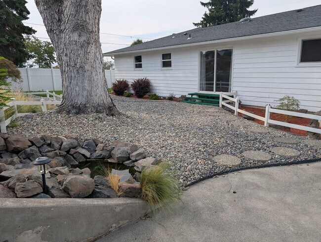 Building Photo - Huge Reno Addition House - Pet-Friendly!
