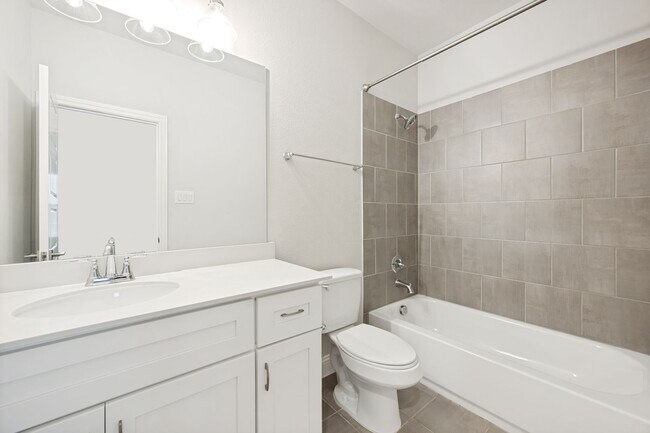 Building Photo - Modern 3 Bedroom, 2.5 Bath Townhome in a Gated Community for Lease!