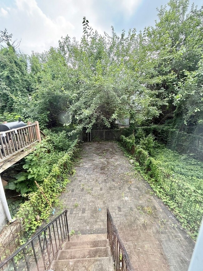 Building Photo - Spacious 4-Bedroom Home in West Philadelphia