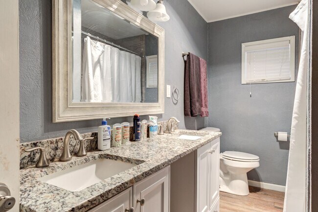 Building Photo - Rare find 5-bedroom 4-bathroom home near T...