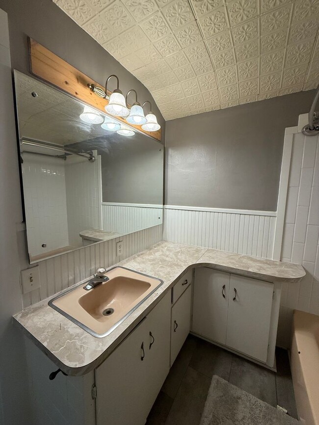 Building Photo - Charming 3-Bedroom Single Family Home in C...