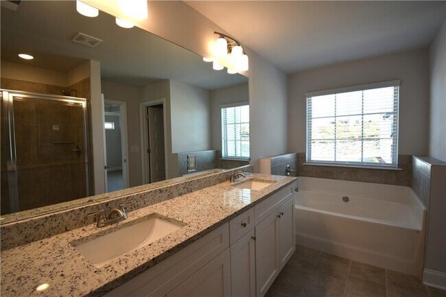 Building Photo - 215 Hellen Vly Dr