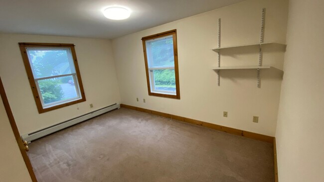 Building Photo - Very Large 4 Bedroom/1 Bath Apartment - He...